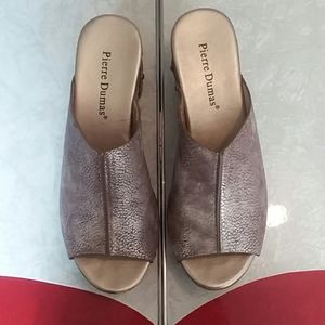 Pierre Dumas womans wedge 7